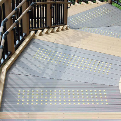 Komposisi Plastik Kayu Decking tahan UV WPC Decking Extruded Pabrik