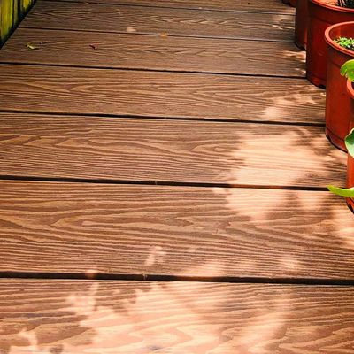 Harga yang bagus Outdoor Garden 3D Composite Decking Board Profil Kerongkongan Dan Lubang Kuadrat on line